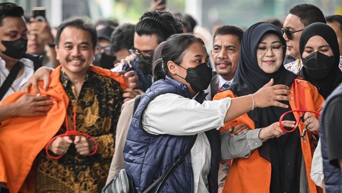 pelimpahan-tersangka-roy-suryo-dan-dokter-tifa-ke-kejari-jaksel-1782114734366_169